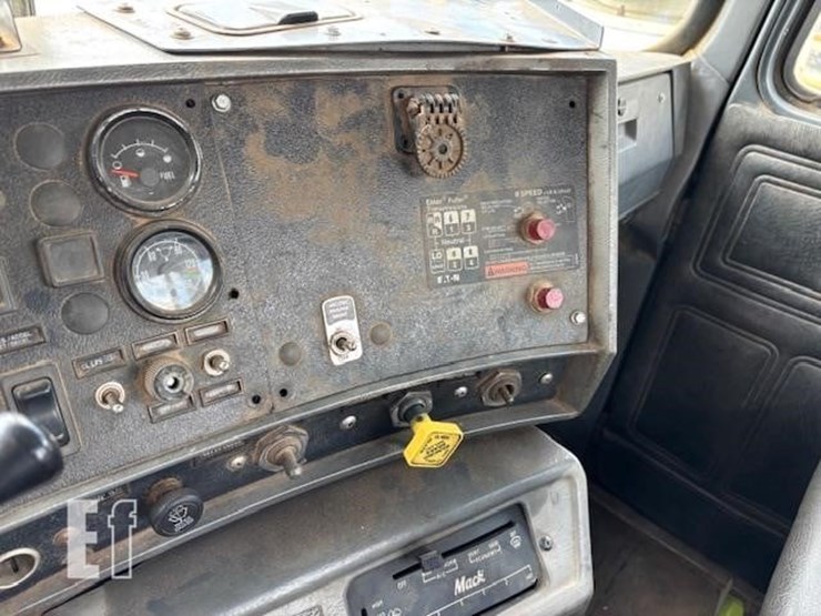 2001-mack-rd688s-image-16