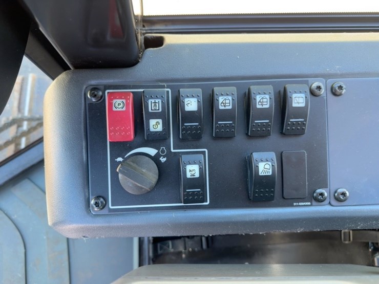 2011-caterpillar-d4k-xl-image-34