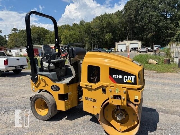 2019-caterpillar-cc24b-image-1