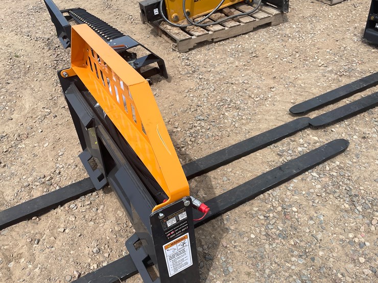 #3065-•-unused-2025-wolverine-hydraulic-adjustable-pallet-fork-attachment-image-3