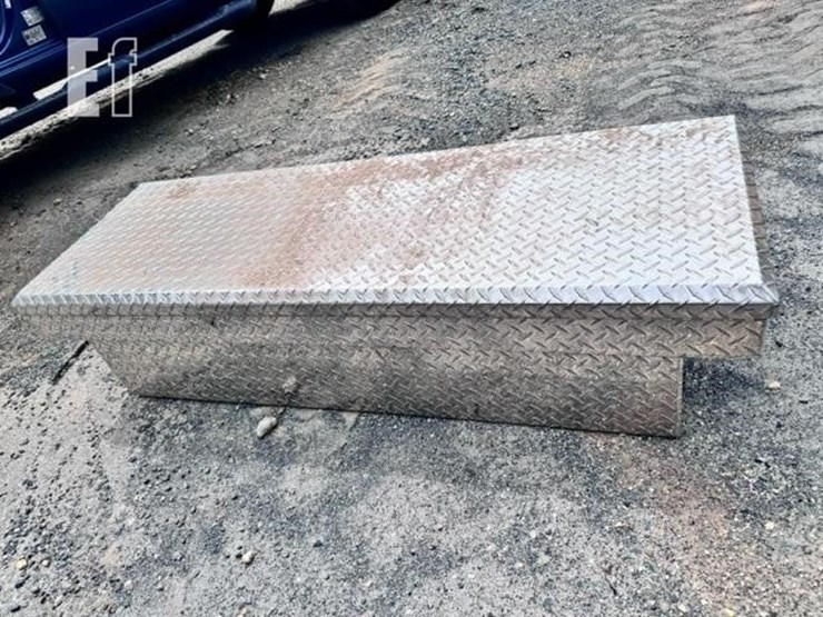 ultima-diamond-plate-truck-toolbox-image-4