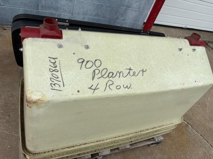 ih-900-planter-fertilizer-boxes-image-3