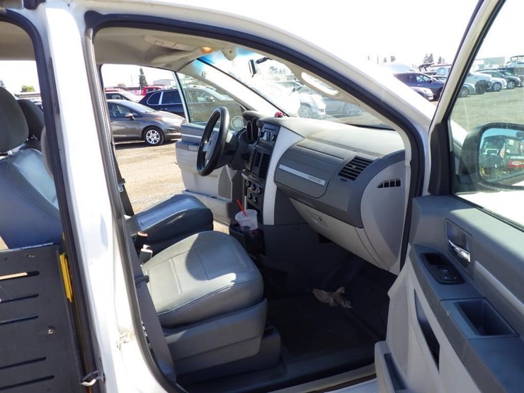 2010-dodge-grand-caravan-image-6