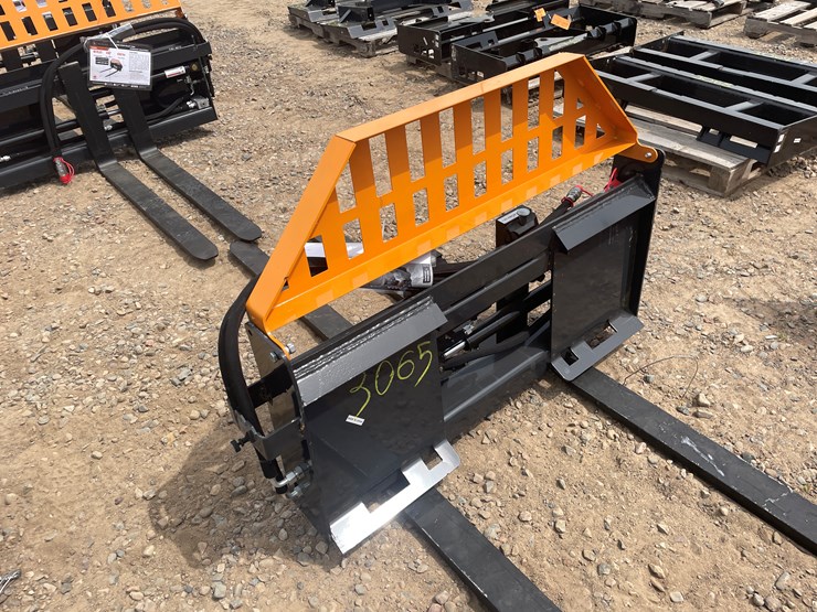 #3065-•-unused-2025-wolverine-hydraulic-adjustable-pallet-fork-attachment-image-2