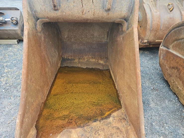 esco-42"-bucket-with-teeth-image-8