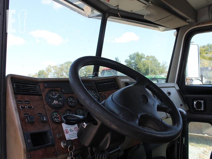 2005-peterbilt-335-image-10