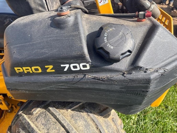 cub-cadet-pro-z-700-zero-turn-mower-image-13