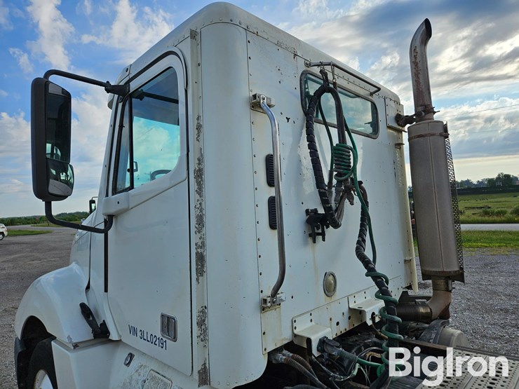 2003-freightliner-columbia-120-image-16