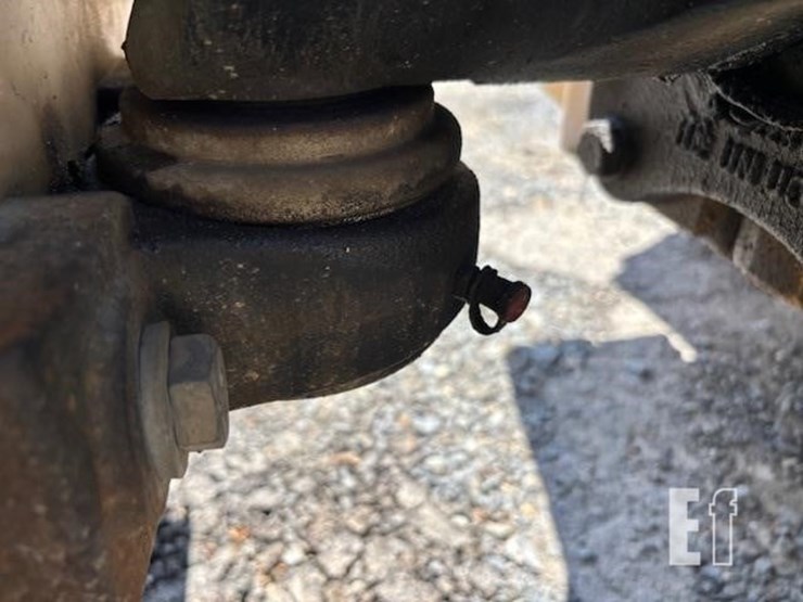 2019-caterpillar-cb24b-image-14
