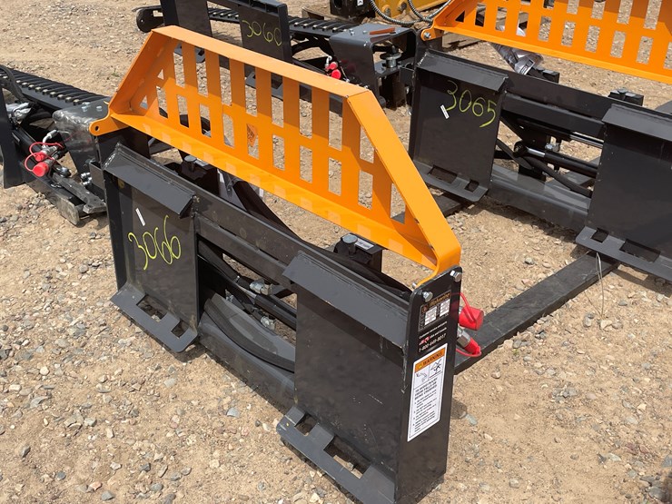#3066-•-unused-2025-wolverine-hydraulic-adjustable-pallet-fork-attachment-image-3