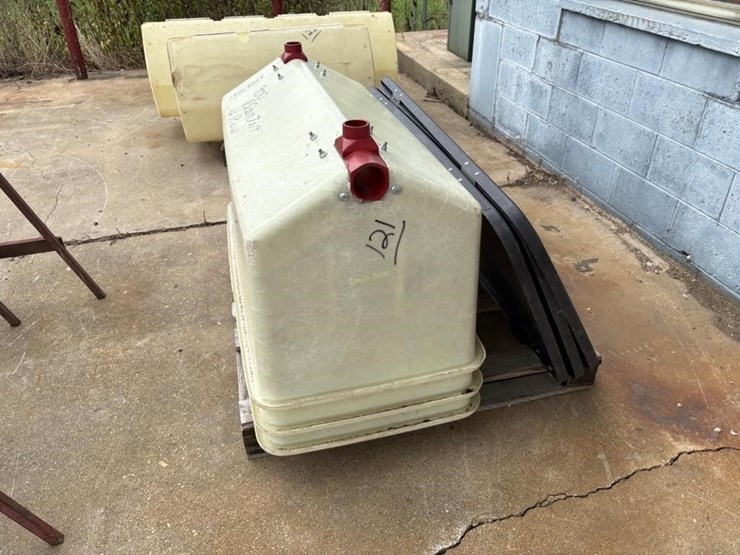 ih-900-planter-fertilizer-boxes-image-1