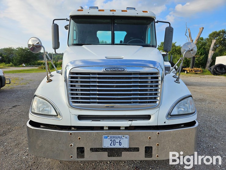 2003-freightliner-columbia-120-image-2