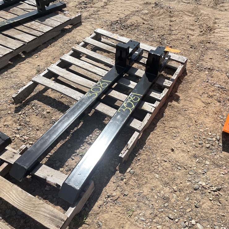 #3081 • Unused 2025 Wolverine Adjustable Clip-on Pallet Forks
