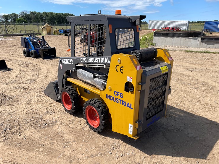 #9456-•-unused-2025-cfg-skid-steer-loader-image-3