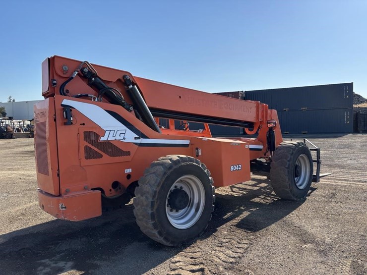 2013-jlg-8042-image-3