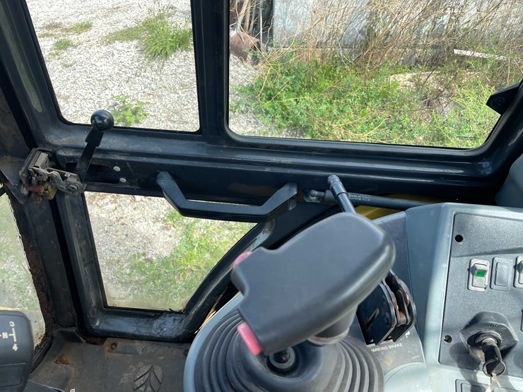 new-holland-u80-image-54