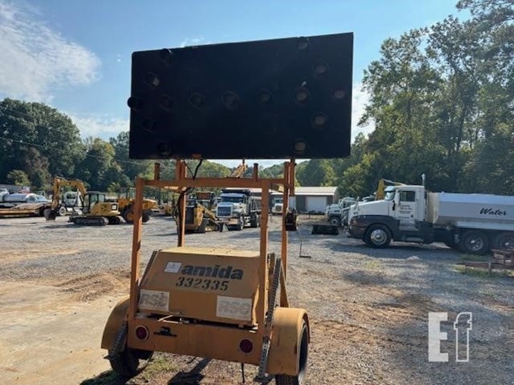 terex-amida-arrow-board-image-1