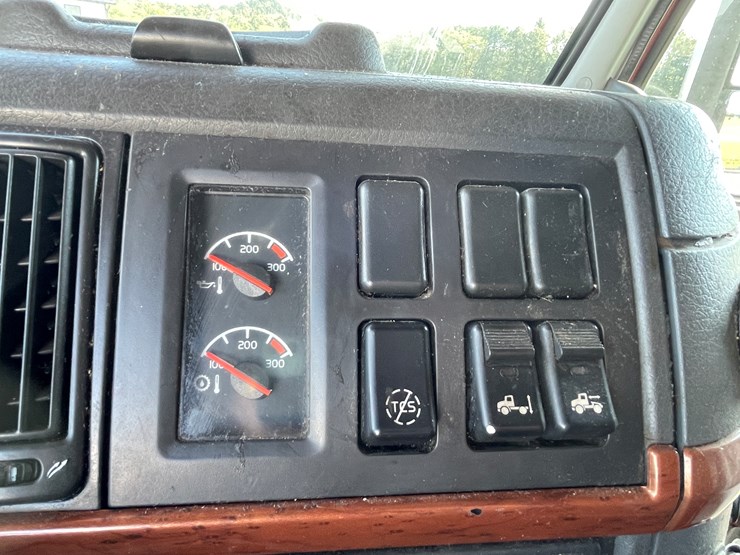 2011-unknown-volvo-image-36