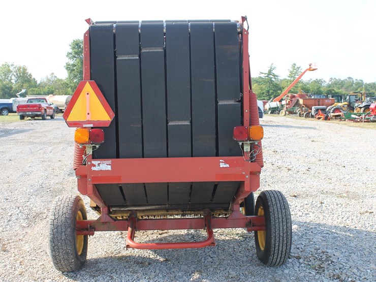 new-holland-br7050-image-3