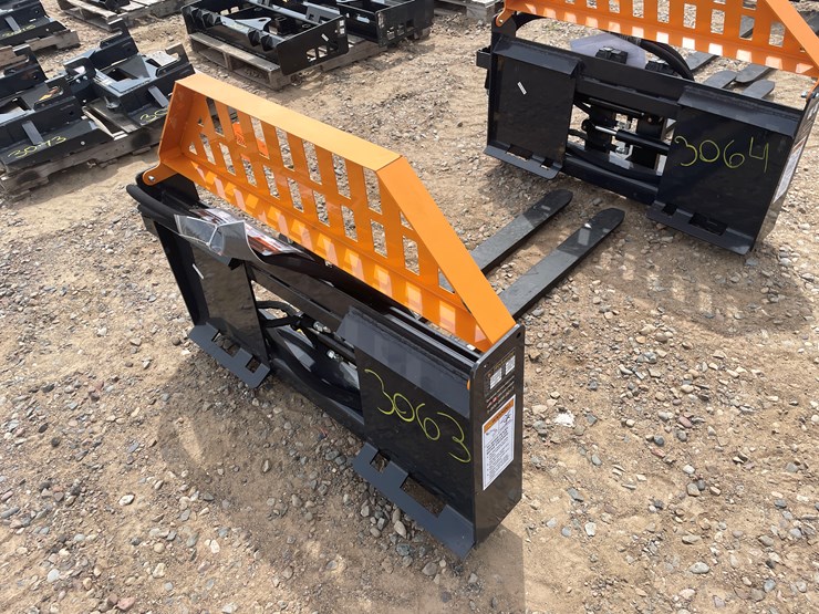 #3063-•-unused-2025-wolverine-hydraulic-adjustable-pallet-fork-attachment-image-3