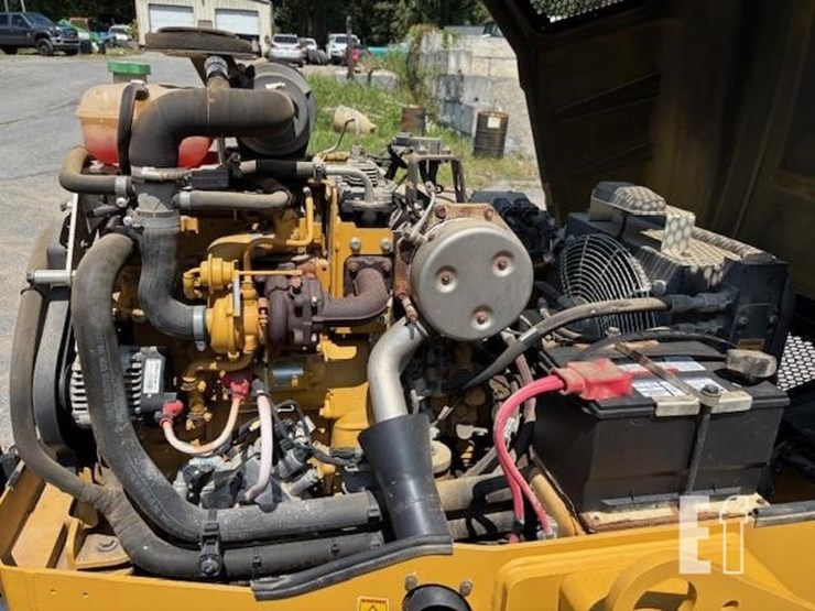 2019-caterpillar-cb24b-image-15