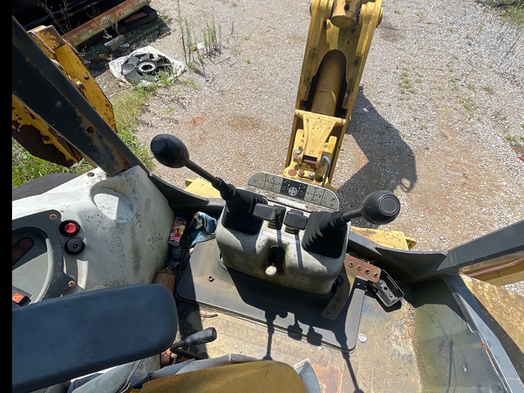 komatsu-wb140-image-6