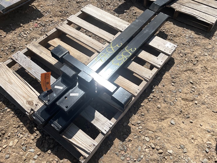 #3083-•-unused-2025-wolverine-adjustable-clip-on-pallet-forks-image-1