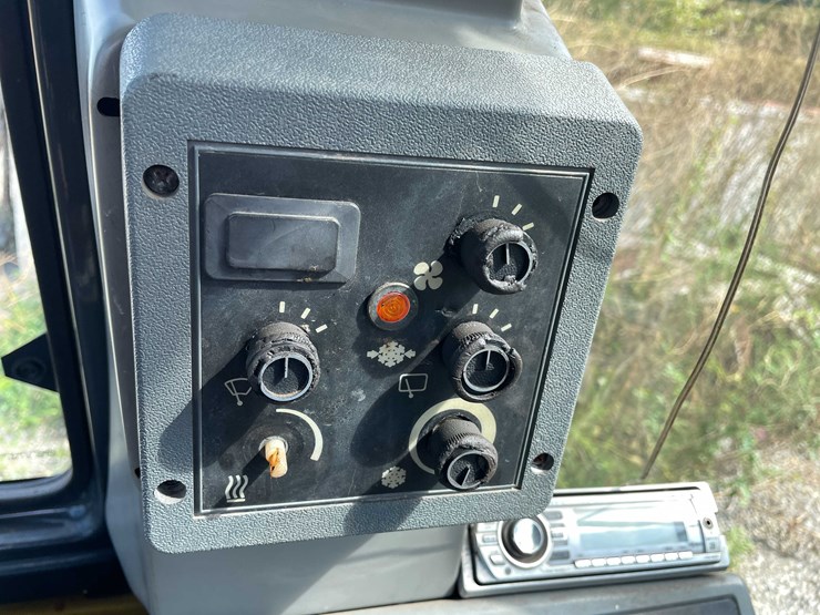 new-holland-u80-image-56