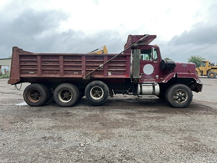 1986-autocar-ds6-tri/a-dump-truck-image-6