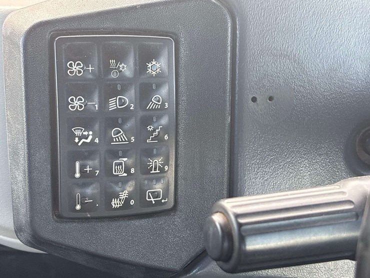2015-deere-410e-image-28