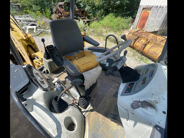 komatsu-wb140-image-5