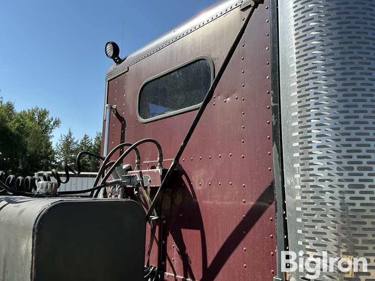 2000-freightliner-fld120-image-19