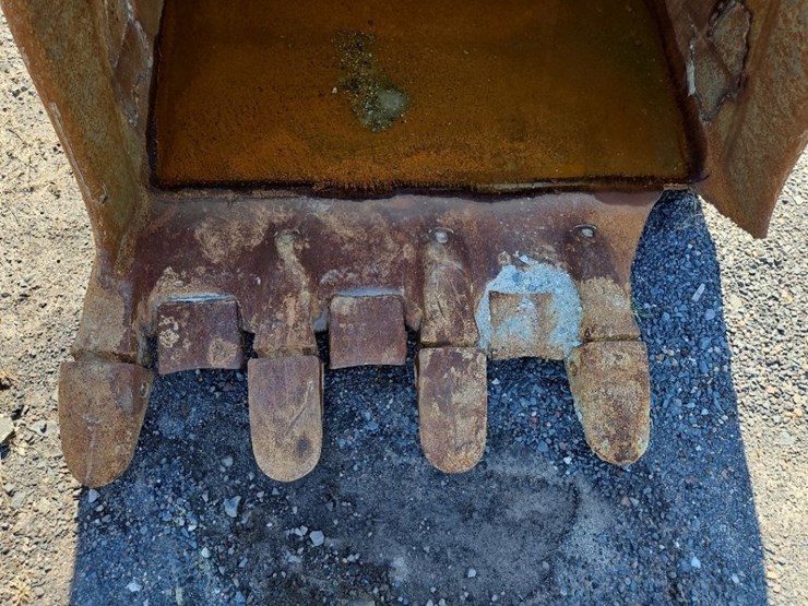 caterpillar-52"-bucket-with-teeth-image-6