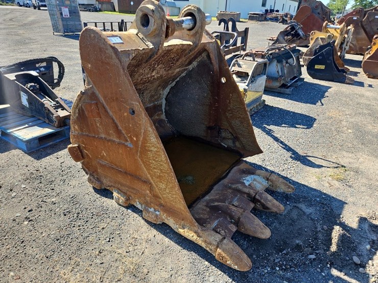 caterpillar-52"-bucket-with-teeth-image-2