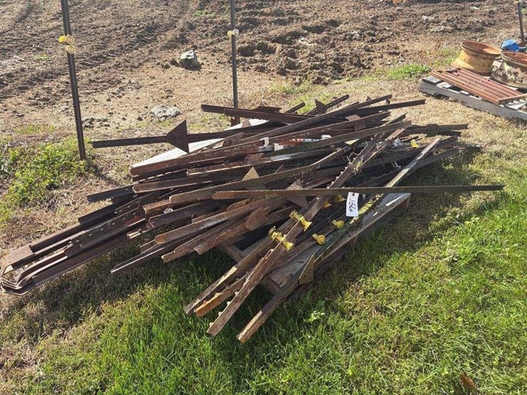 pallet-of-misc-fence-posts-&-braces-image-4