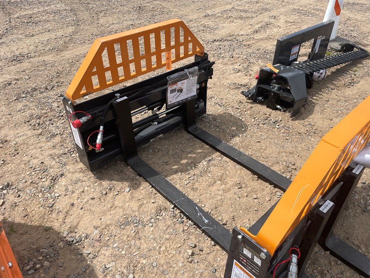 #3066-•-unused-2025-wolverine-hydraulic-adjustable-pallet-fork-attachment-image-4