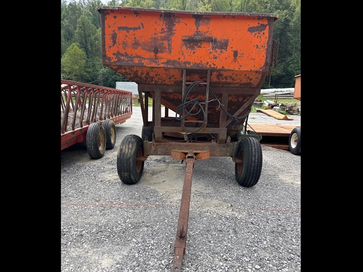 #90-•-kory-gravity-wagon-with-hydraulic-auger-image-2