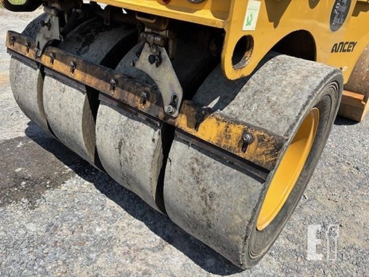 2019-caterpillar-cc24b-image-6