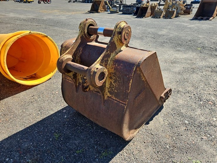 caterpillar-42"-bucket-with-teeth-image-3