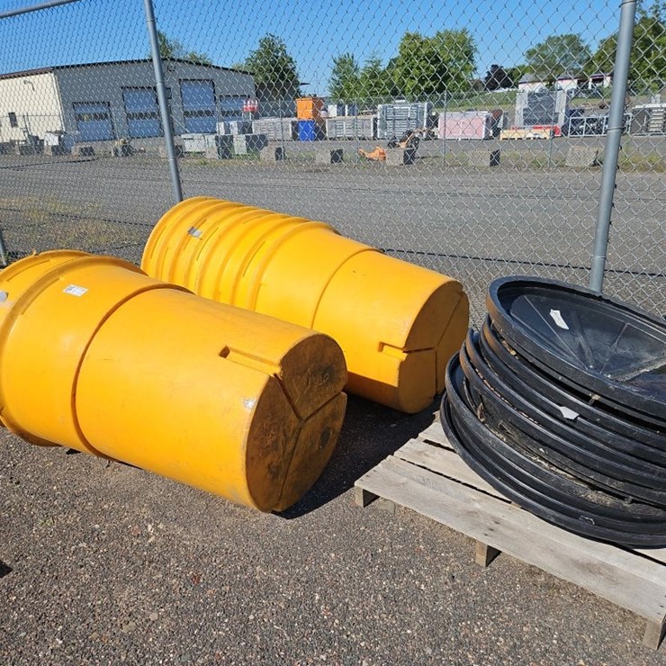 QUANTITY OF CRASH BARRELS