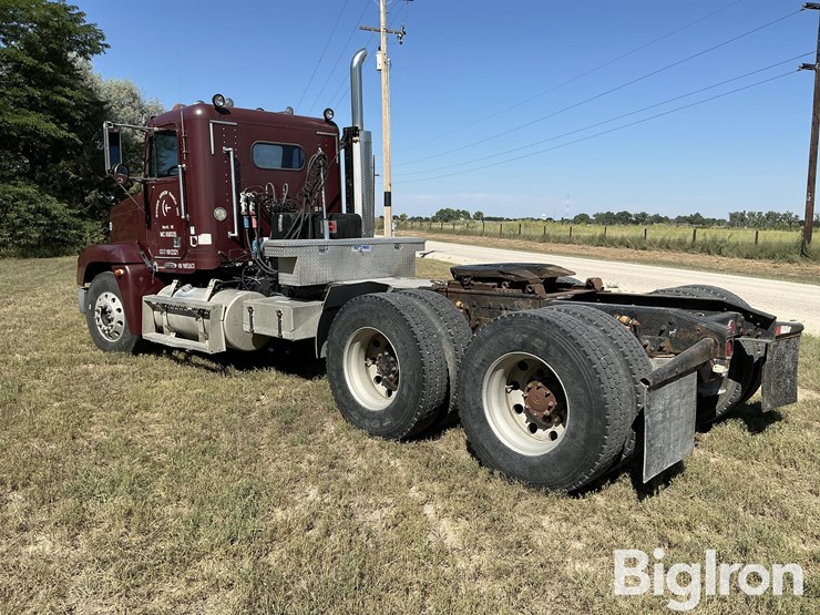 2000-freightliner-fld120-image-7