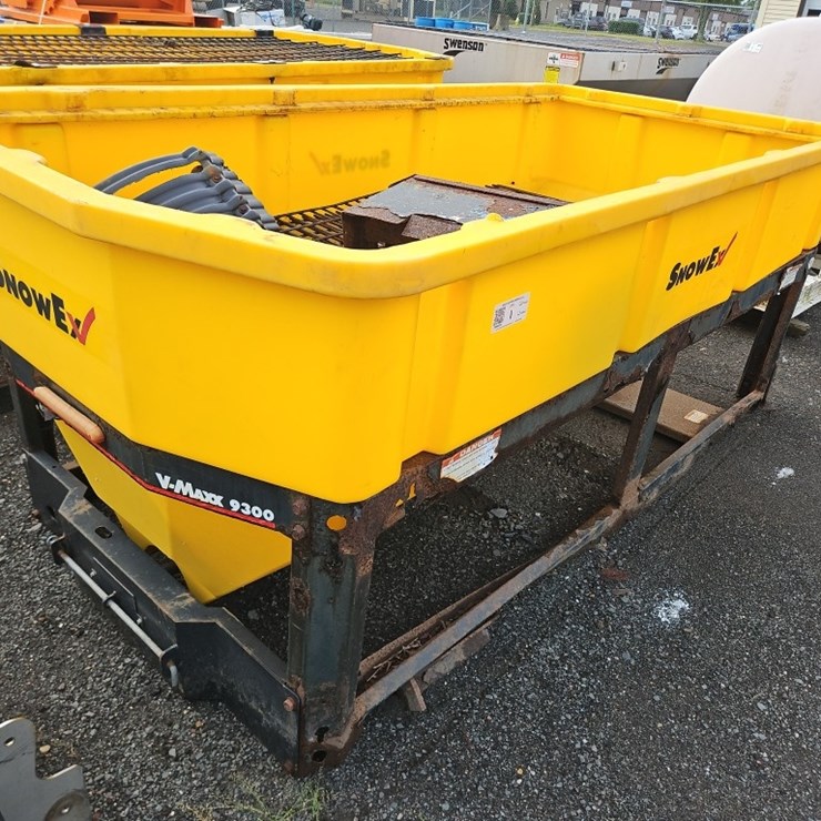 SNOWEX 9' POLY SAND/SALT SPREADER