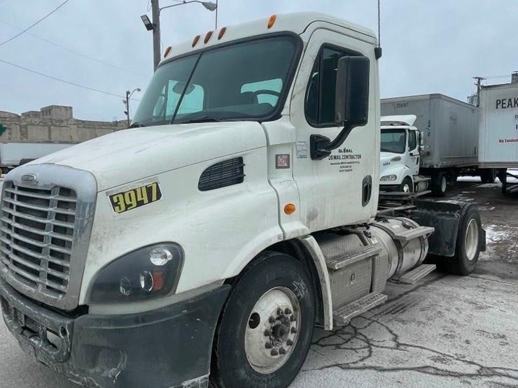 2014-freightliner-cascadia-113-image-3