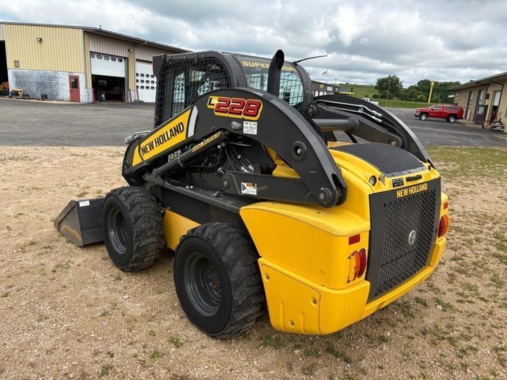 2017-new-holland-l228-image-7