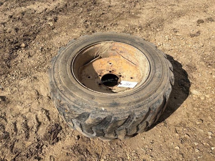 (1)-10-16.5-skidsteer-tire-w/rim-image-1