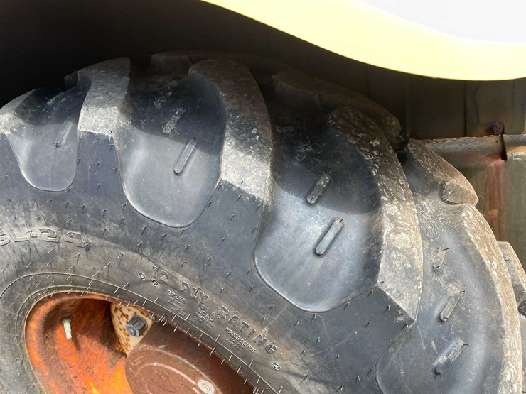new-holland-u80-image-18