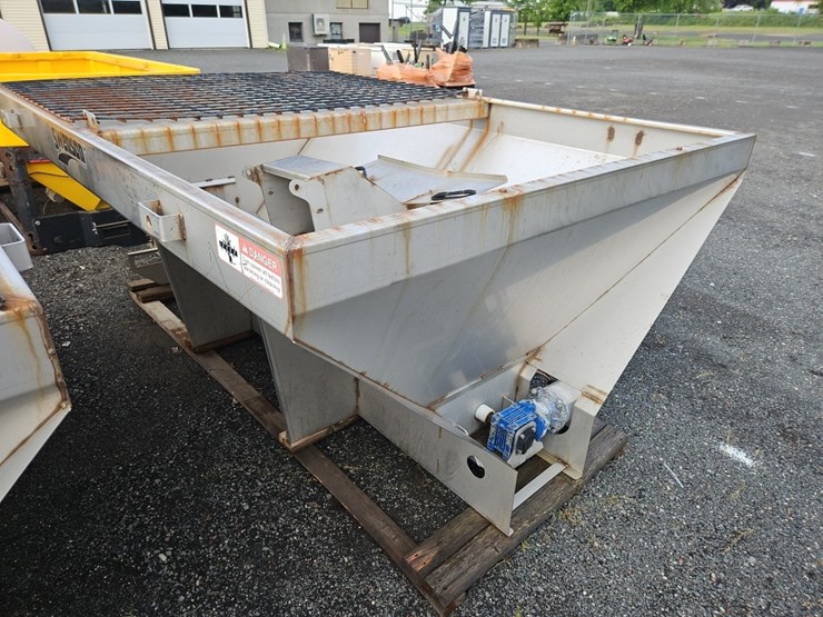 swenson-8'-stainless-steel-sand/salt-spreader-image-4