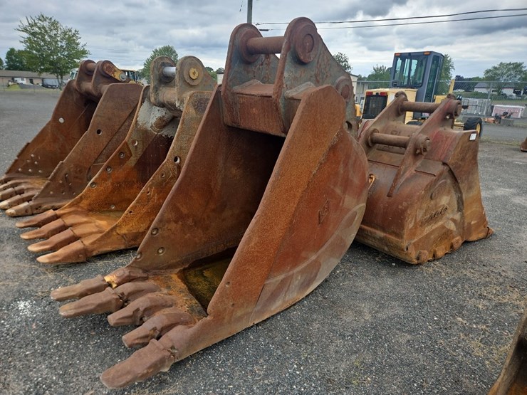 pemberton-36"-bucket-with-teeth-image-1