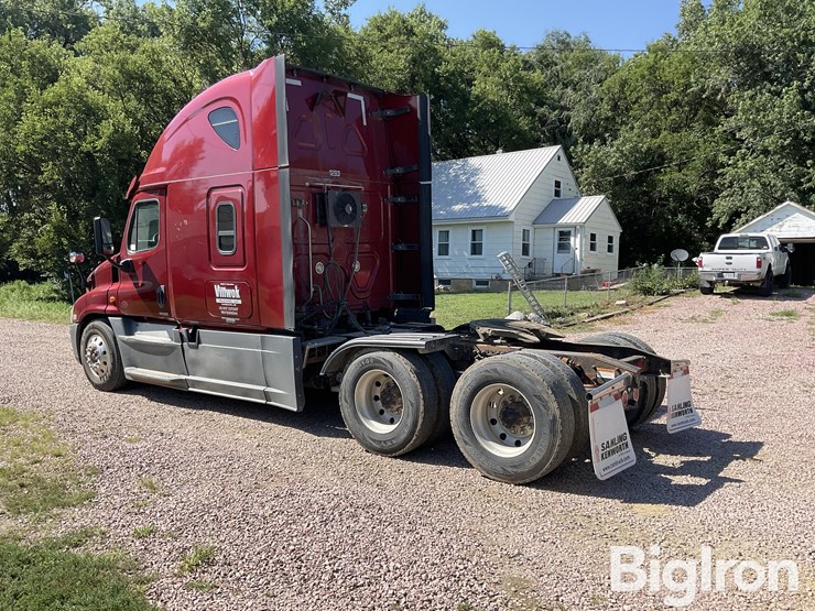 2015-freightliner-cascadia-125-evolution-image-7