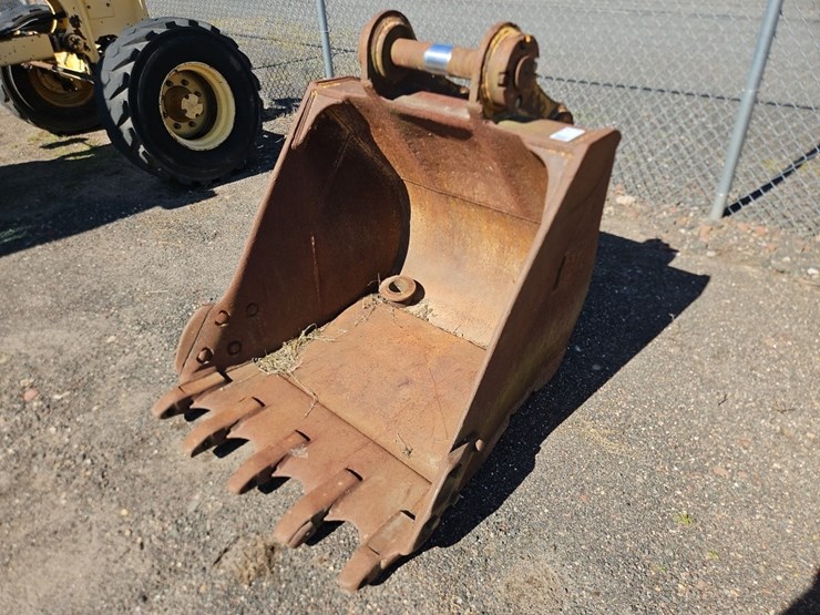 caterpillar-42"-bucket-with-teeth-image-1